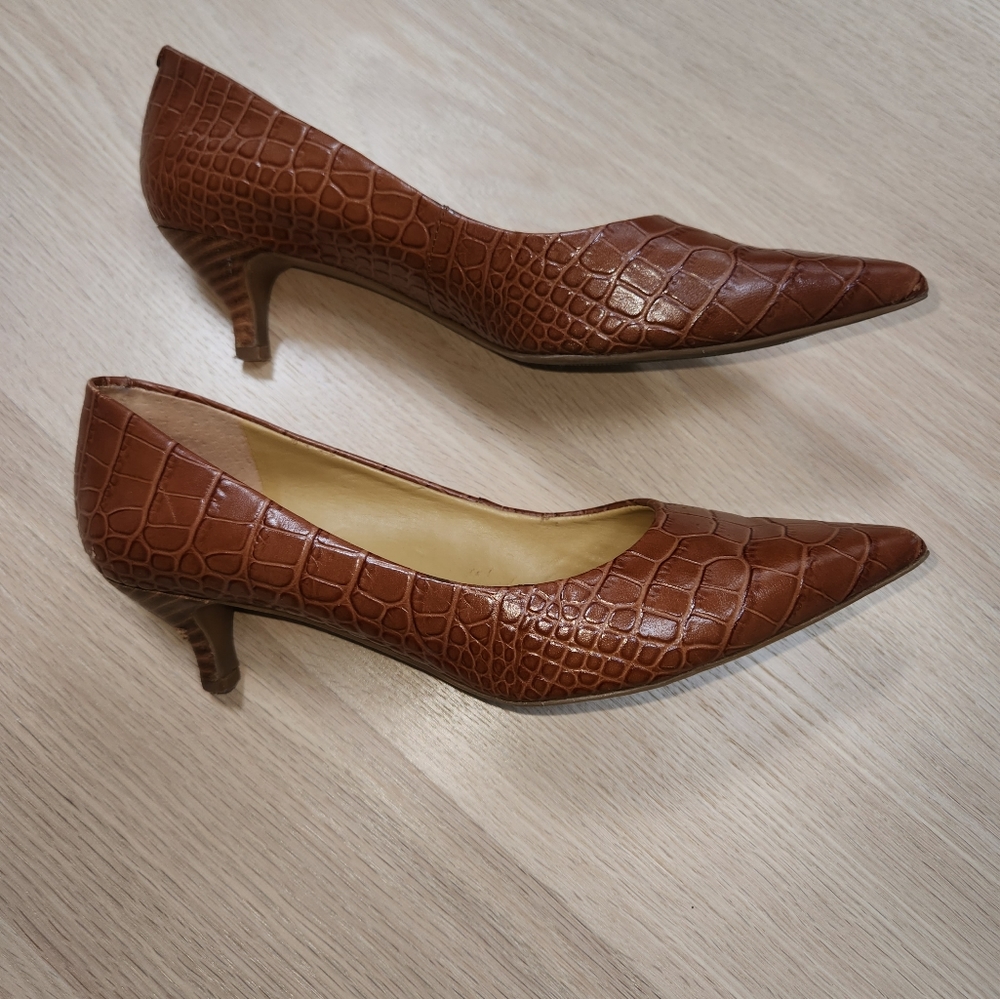 Nine West women's faux croc size 7.5M pointed 2.5 inch heels.
